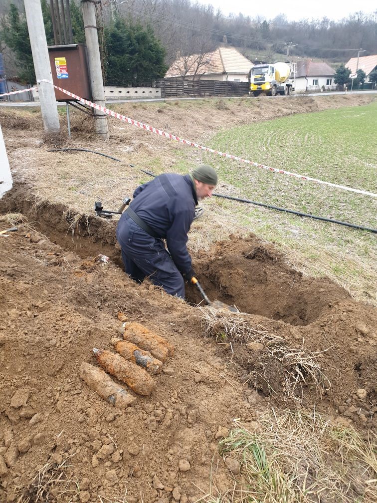 6 ks nevybuchnutých delostreleckých projektilov 75 mm