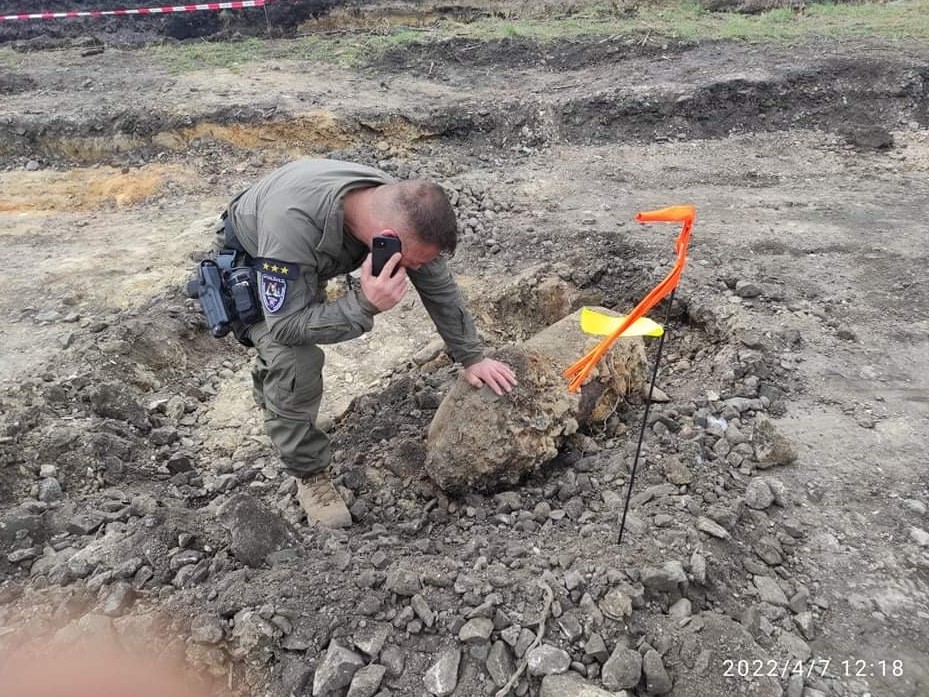Letecká bomba 227 kg ŽST Nové Zámky pyrotechnický prieskum W.T.A. Mapping