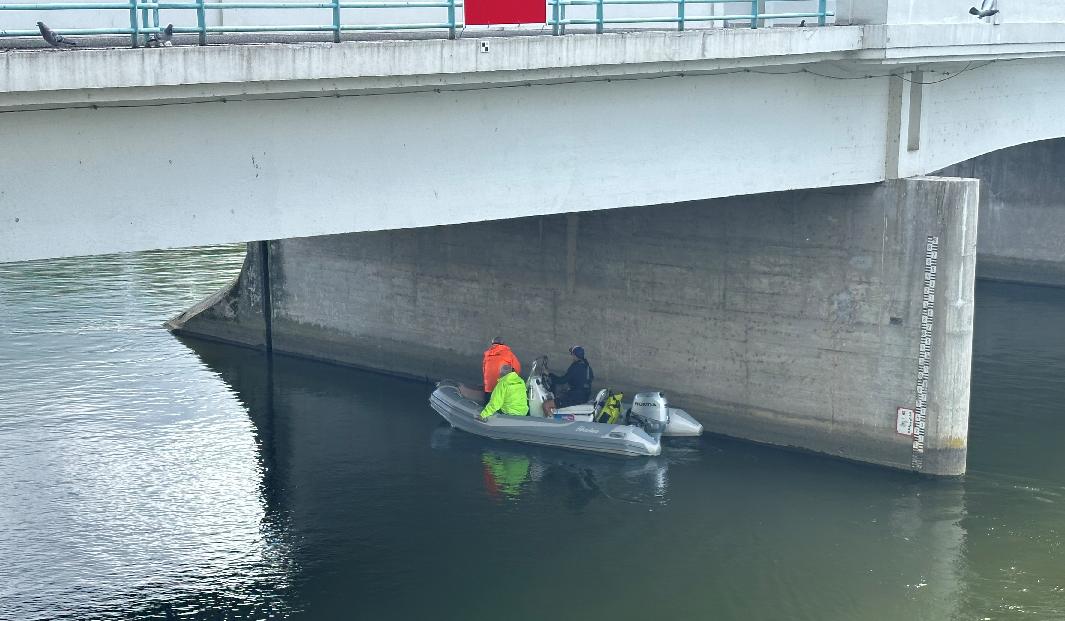 Prieskumný motorový čln W.T.A. Mapping s posádkou pri pilieri mosta v Piešťanoch